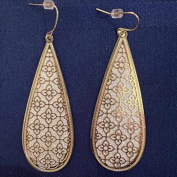 VERSATILE DANGLE EARRINGS Two Tone Gold and Silver Colored - Picture 4 of 6